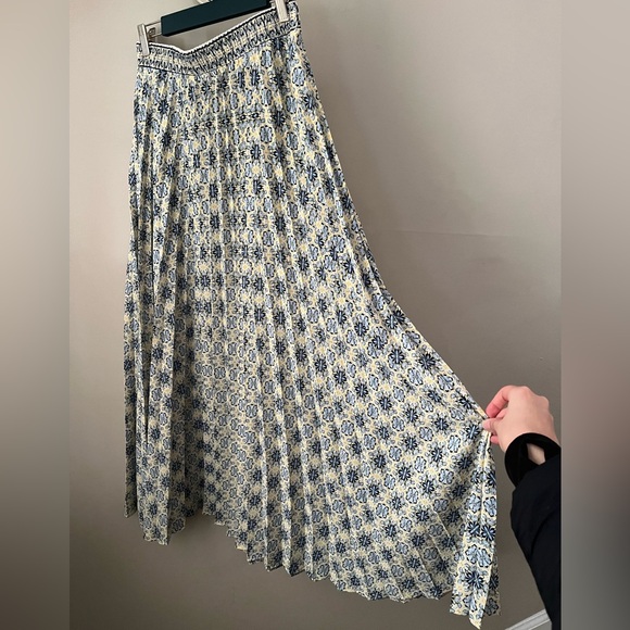 Max Studio Blue and White Patterned Skirt - Picture 2 of 3